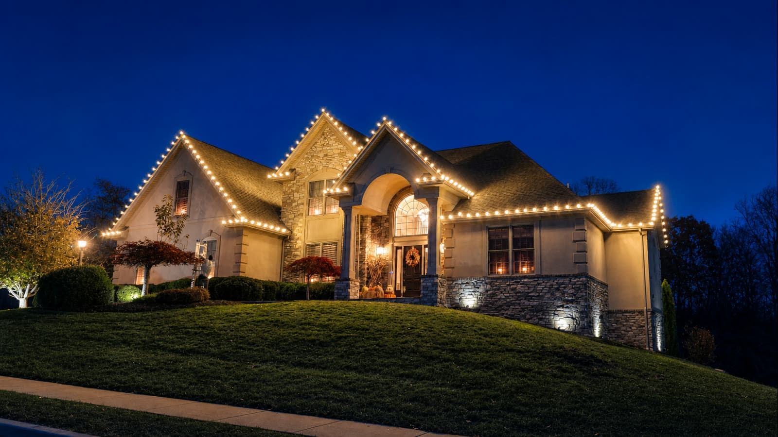 Warm-white estate roofline lighting in Harrisburg